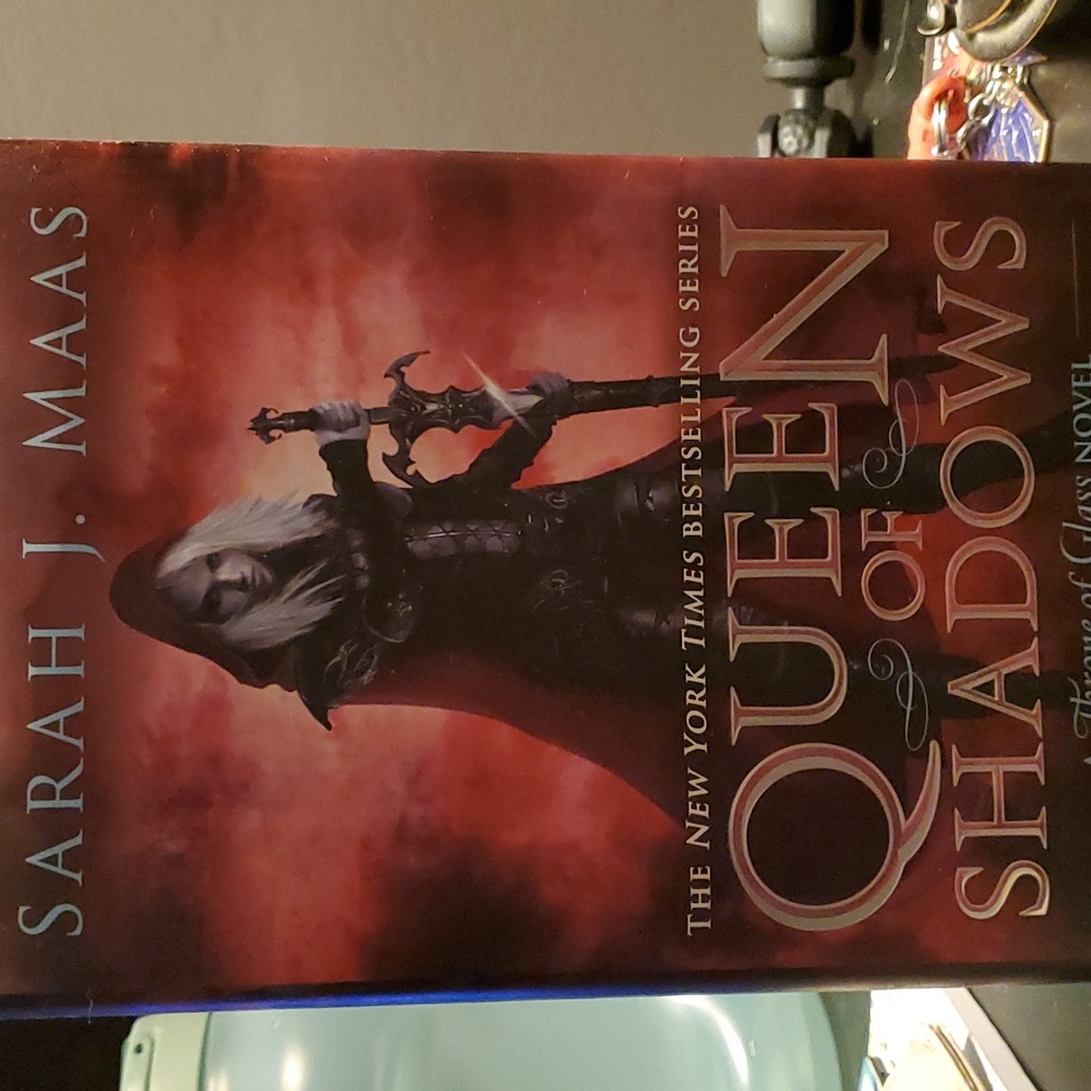 Used Hardcover Queen of Shadows by Sarah J Maas